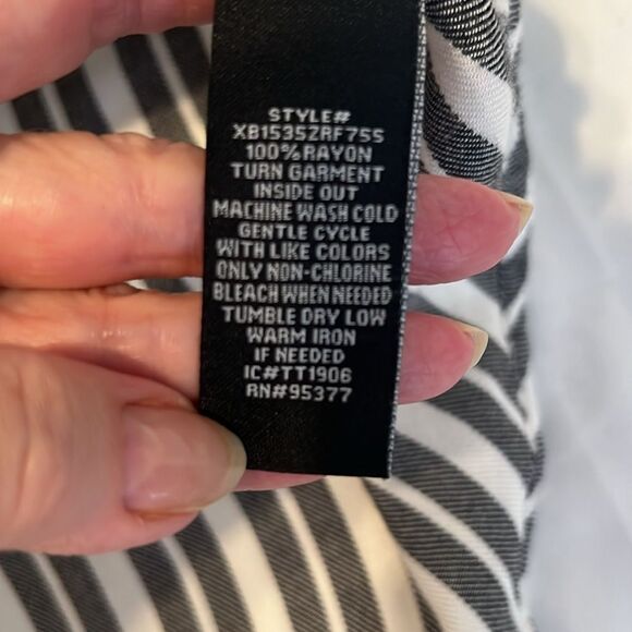 Sanctuary szM Striped Black & White Sleeveless button tie front longer back EUC - Picture 5 of 9